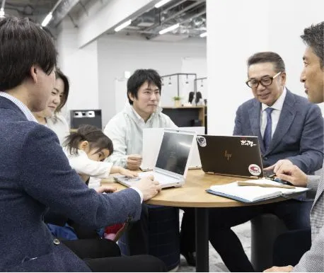 オフィスで打ち合わせをする人たち